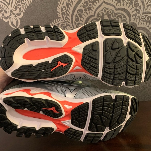 7.5 Silver Mizuno Wave Inspire 15 Sneakers - Picture 6 of 7